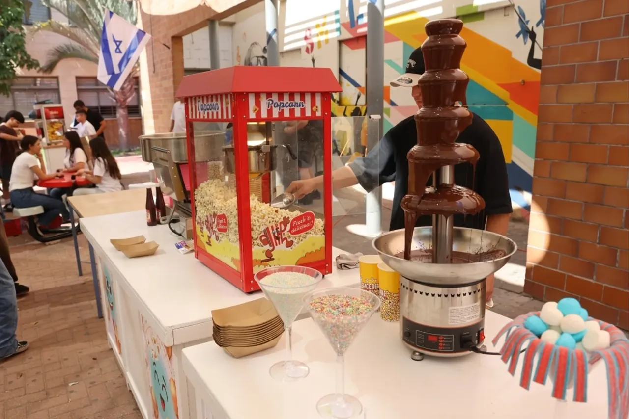 דוכן פופקורן ומזרקת שוקולד בחצר בית הספר ביום שיא, בהפקת ROYAL PROM
