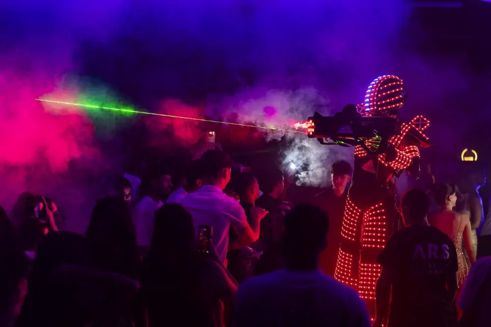 רובוט LED — מתוך הפקה של ROYAL PROM