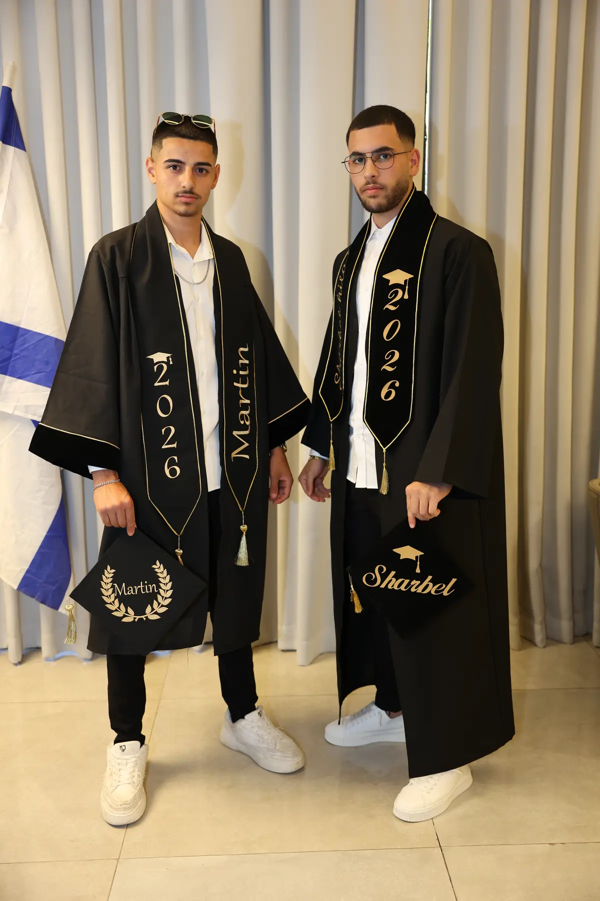 גלימה וכובע עם גדיל ורקמה אישית