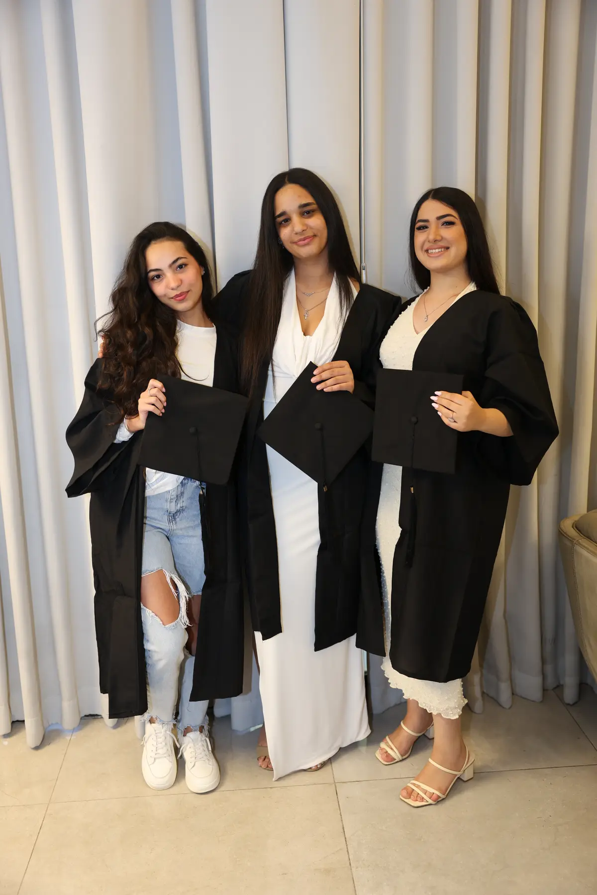 הכובעים ביד — רגע לפני הכניסה לטקס